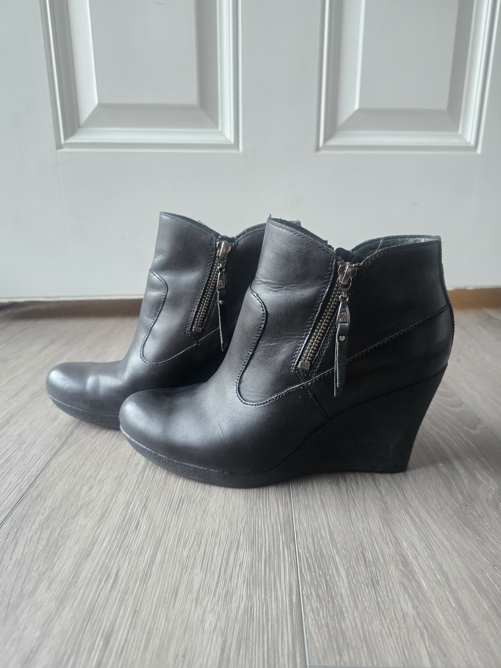 UGG Meredith Black Leather Wedge Ankle Boots Booties Zip Sz 8 Shearling